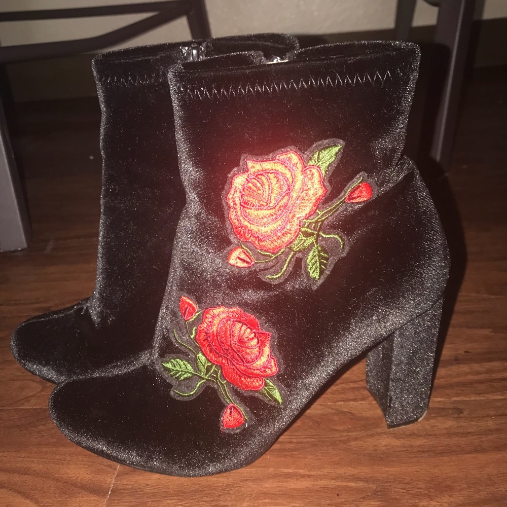 Black velvet boots with rose embroidery